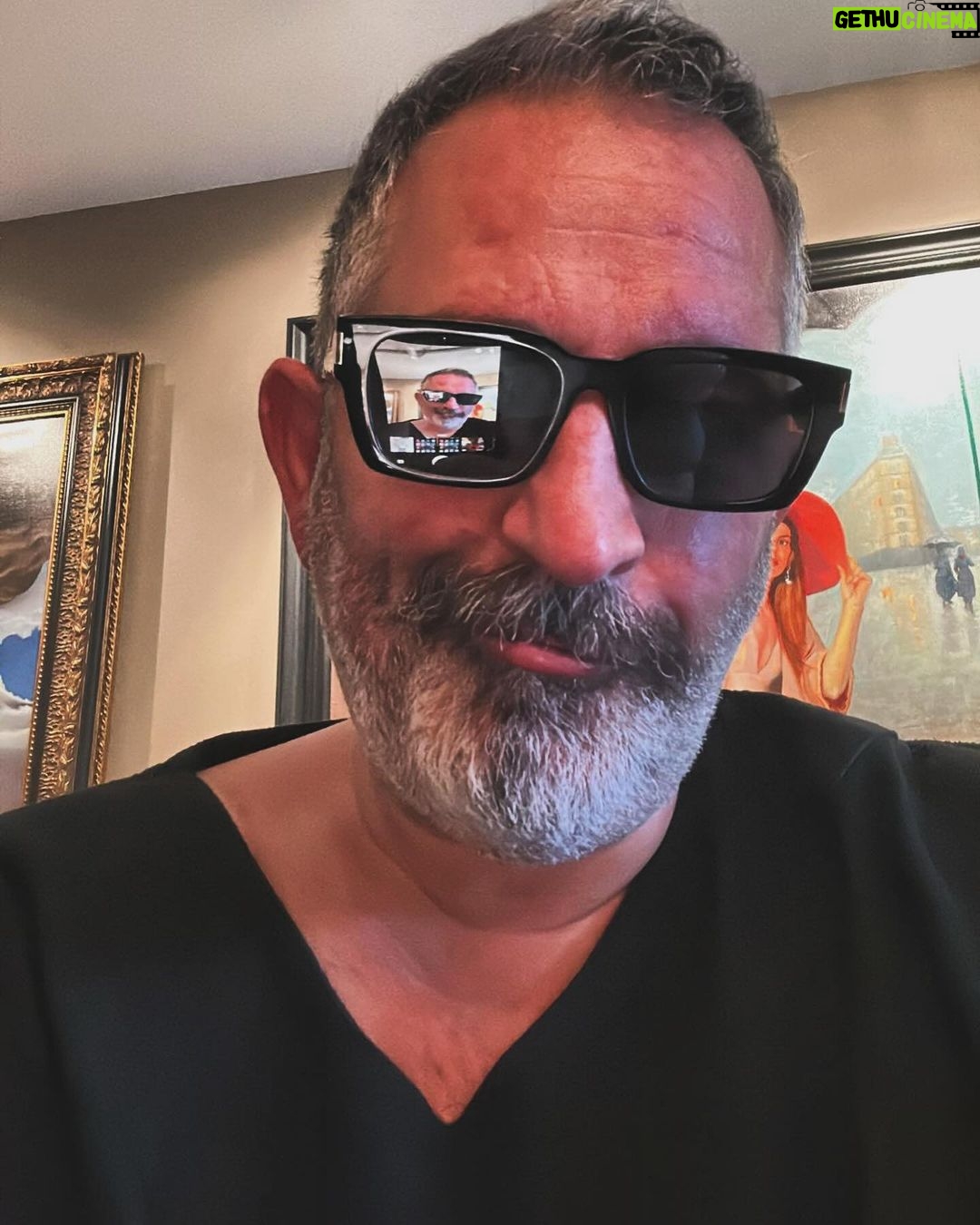 Cem Yılmaz Instagram - Retina kalbin aynasıdır ! 🌹