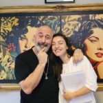 Cem Yılmaz Instagram - Cannes dan arkadaşım geldi @mervedizdar Erşan da Feride nin dediği herşey gercek olduğu için bakalım Merve bu sezon kimi Cannes a gönderecek :)) Aslan Merve ❤️