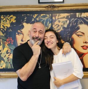 Cem Yılmaz Instagram - Cannes dan arkadaşım geldi @mervedizdar  Erşan da Feride nin dediği herşey gercek olduğu için bakalım Merve bu sezon kimi Cannes a gönderecek :)) Aslan Merve ❤️