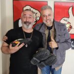Cem Yılmaz Instagram - Sevgili abim @hamdialkan 2001 yılında oyun afişimdeki ayakkabılarımı 22 sene sonra bana hediye etti ha bir de o dönemki siyah Tshirt üm ❤️ Kendisi önemli bir koleksiyonerdir bilirsiniz. Yaşa Kral 🌹