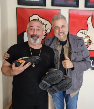 Cem Yılmaz Instagram - Sevgili abim @hamdialkan  2001 yılında oyun afişimdeki ayakkabılarımı 22 sene sonra bana hediye etti  ha bir de o dönemki siyah Tshirt üm ❤️ Kendisi önemli bir koleksiyonerdir bilirsiniz. Yaşa Kral 🌹