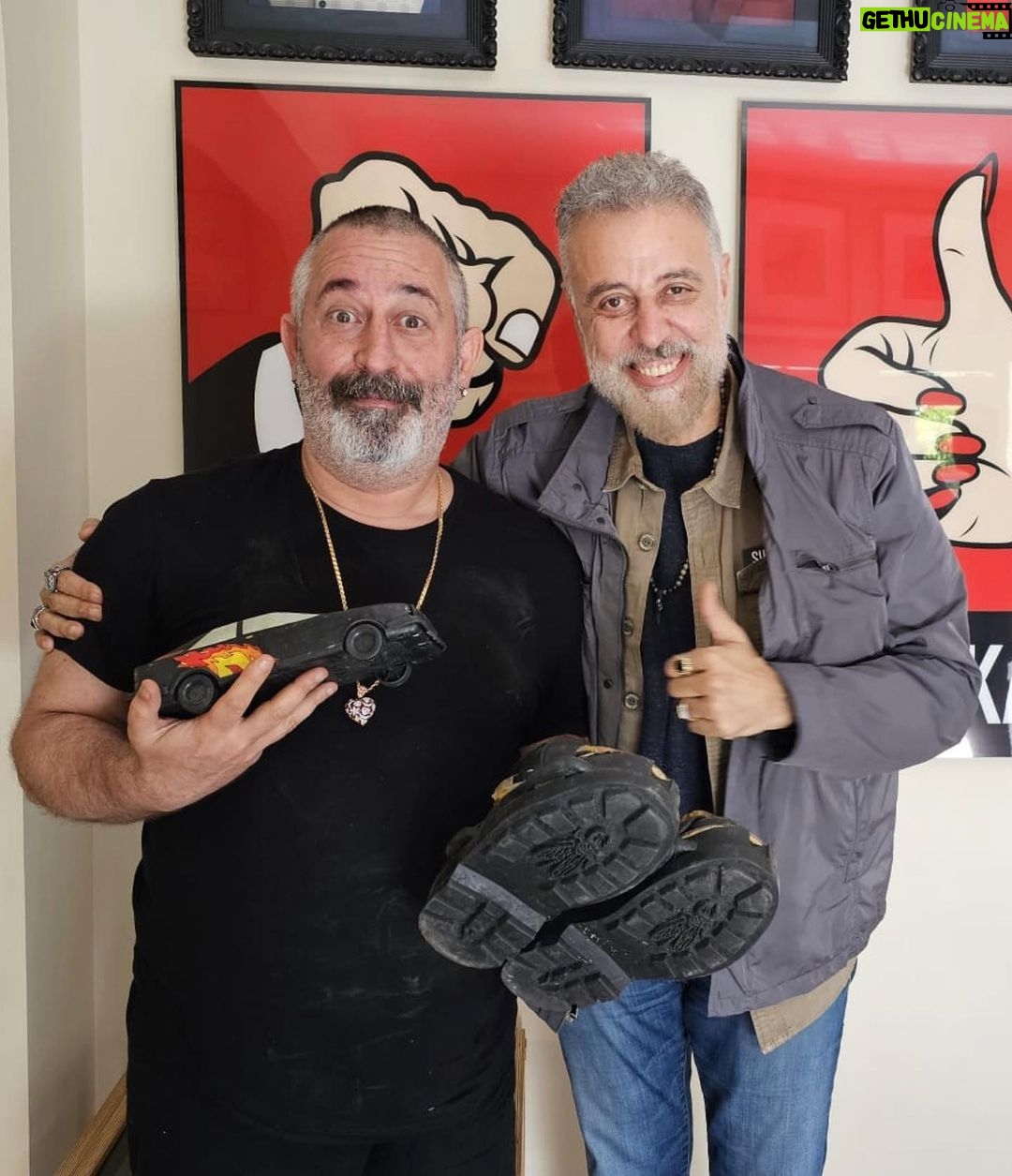 Cem Yılmaz - 90.8K Likes - Sevgili abim @hamdialkan 2001 yılında oyun afişimdeki ayakkabılarımı 22 sene sonra bana hediye etti ha bir de o dönemki siyah Tshirt üm ❤️ Kendisi önemli bir koleksiyonerdir bilirsiniz. Yaşa Kral 🌹