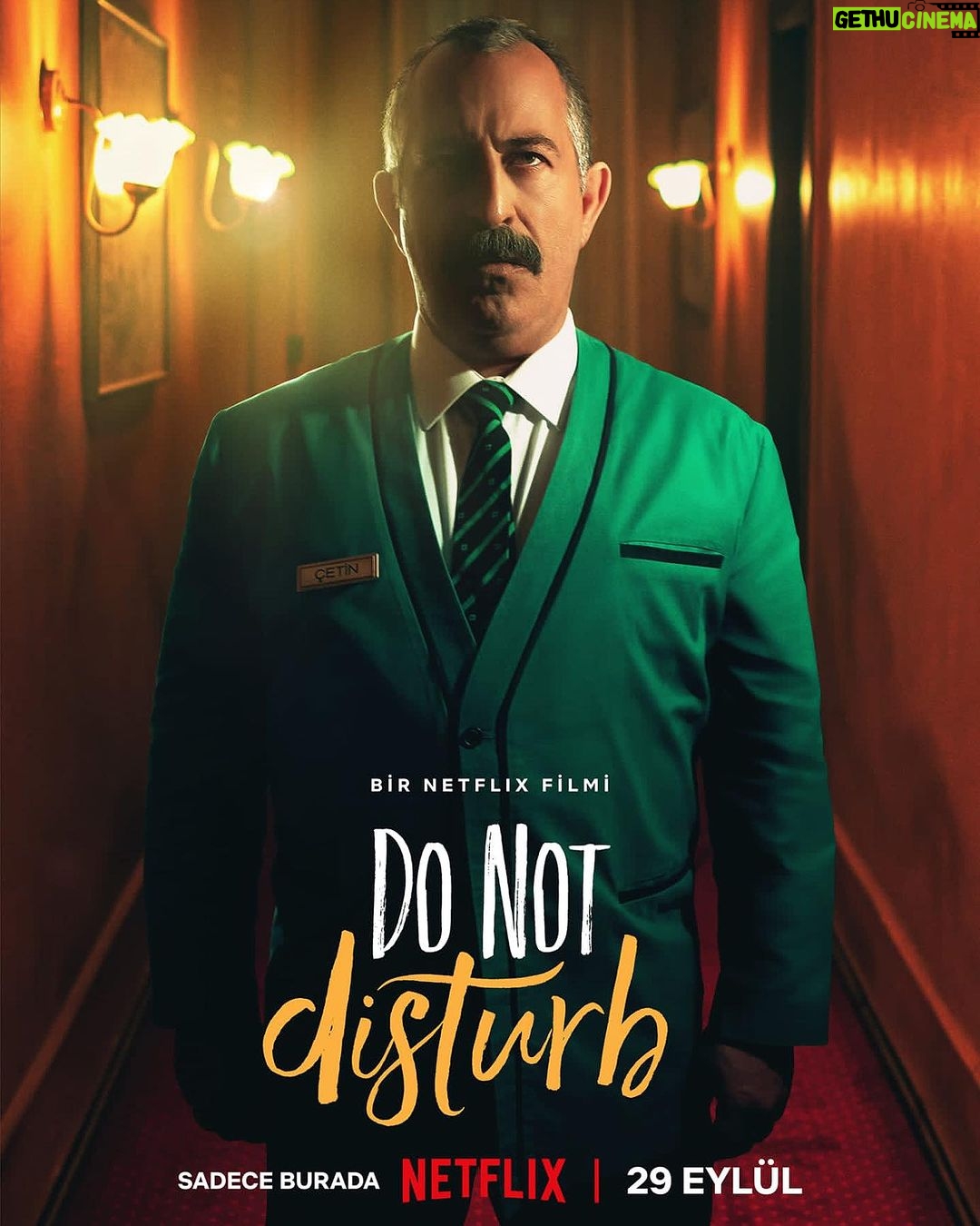 Cem Yılmaz Instagram - AYZEK 29 EYLÜL DE NETFLİX DE…En sevdiğim karakterlerden biri. @netflixturkiye @ahseneroglu22 @celalkadrikinoglu @bulentsakrak_ @ozgeozberk_official @nilperi
