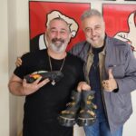Cem Yılmaz Instagram - Sevgili abim @hamdialkan 2001 yılında oyun afişimdeki ayakkabılarımı 22 sene sonra bana hediye etti ha bir de o dönemki siyah Tshirt üm ❤️ Kendisi önemli bir koleksiyonerdir bilirsiniz. Yaşa Kral 🌹