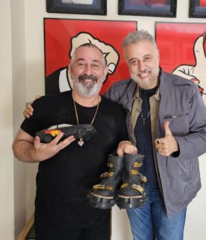 Cem Yılmaz Instagram - Sevgili abim @hamdialkan  2001 yılında oyun afişimdeki ayakkabılarımı 22 sene sonra bana hediye etti  ha bir de o dönemki siyah Tshirt üm ❤️ Kendisi önemli bir koleksiyonerdir bilirsiniz. Yaşa Kral 🌹