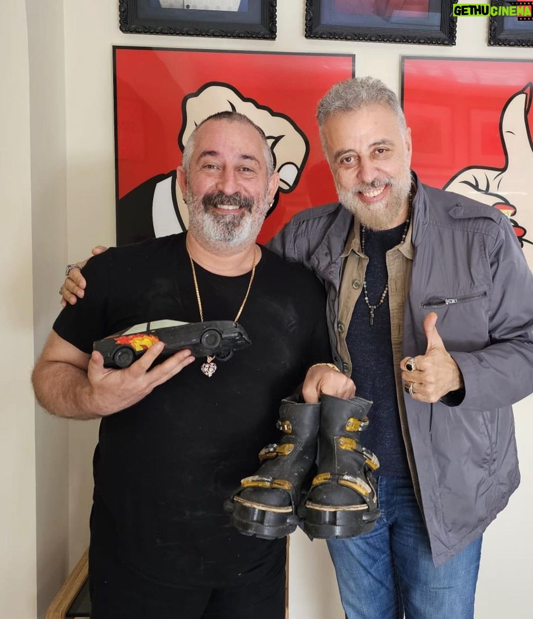 Cem Yılmaz - 90.8K Likes - Sevgili abim @hamdialkan 2001 yılında oyun afişimdeki ayakkabılarımı 22 sene sonra bana hediye etti ha bir de o dönemki siyah Tshirt üm ❤️ Kendisi önemli bir koleksiyonerdir bilirsiniz. Yaşa Kral 🌹