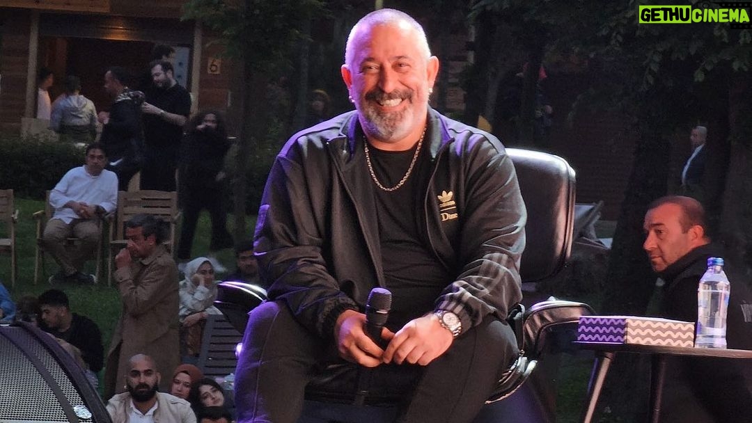 Cem Yılmaz Instagram - Kent Ornanında @ybywoods da PEK YAKINDA filmini izleyip eğleniyorduk ki yağmur yağdı :))) olsun çok güzeldi benim çok hoşuma gitti Çok teşekkür ederim nazik güleryüzlü katılımcılara 🌹