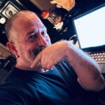 Cem Yılmaz Instagram - Evet 3 aydır bu masanın köşesinde şu ipadcağzım ile ekmeğimi yine taştan çıkardım:) tam 320 sayfa 8 bölüm Erşan Kuneri yazdım…Bu gece bitirdim.Mutluyum…Haftaya ekip arkadaşlarımla buluşup üzerine konuşacağız …Erşan Kuneri Sezon 2 KÖTÜ YOL -KAYMAK ZAMANI-HAMURİŞİ-YAPRAK SARMASI-ACI BABA-ŞEKERPAŞA filmleri ve NEKES HAYAT Muzikli Kabaresi ile fena geliyor.1984-85 ve 86 ya damga vuran filmlerimle sizlerin huzurundayım :)