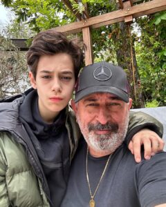 Cem Yılmaz Instagram - Selam kızlar ! Oğlum çok yakışıklı gördüğünüz gibi ❤️ Allah bi yerden alıyo bi yere veriyo…Teşekkürler 🧿