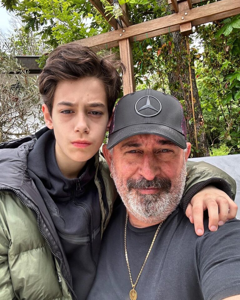 Cem Yılmaz Instagram - Selam kızlar ! Oğlum çok yakışıklı gördüğünüz gibi ❤️ Allah bi yerden alıyo bi yere veriyo…Teşekkürler 🧿