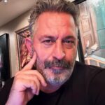 Cem Yılmaz Instagram - Bugün benim doğum günüm.50 yaşındayım. 23 Nisan Ulusal Egemenlik ve Cocuk Bayramınızı kutlar, cumhuriyetimizin 100.yılında buruk sevinçlerin yerini kalıcı mutlulukların almasını dilerim 🇹🇷