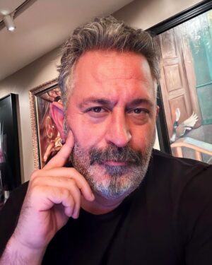 Cem Yılmaz Instagram - Bugün benim doğum günüm.50 yaşındayım. 23 Nisan Ulusal Egemenlik ve Cocuk Bayramınızı kutlar, cumhuriyetimizin 100.yılında buruk sevinçlerin yerini kalıcı mutlulukların almasını dilerim 🇹🇷
