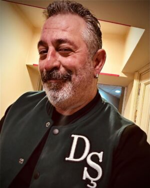 Cem Yılmaz Instagram - Bugün memleketin en parlak gençleri ile sohbet ettim🇹🇷 @darussafakacemiyeti  @darussafakaegitimkurumlari DAÇKa sen çok yaşa !