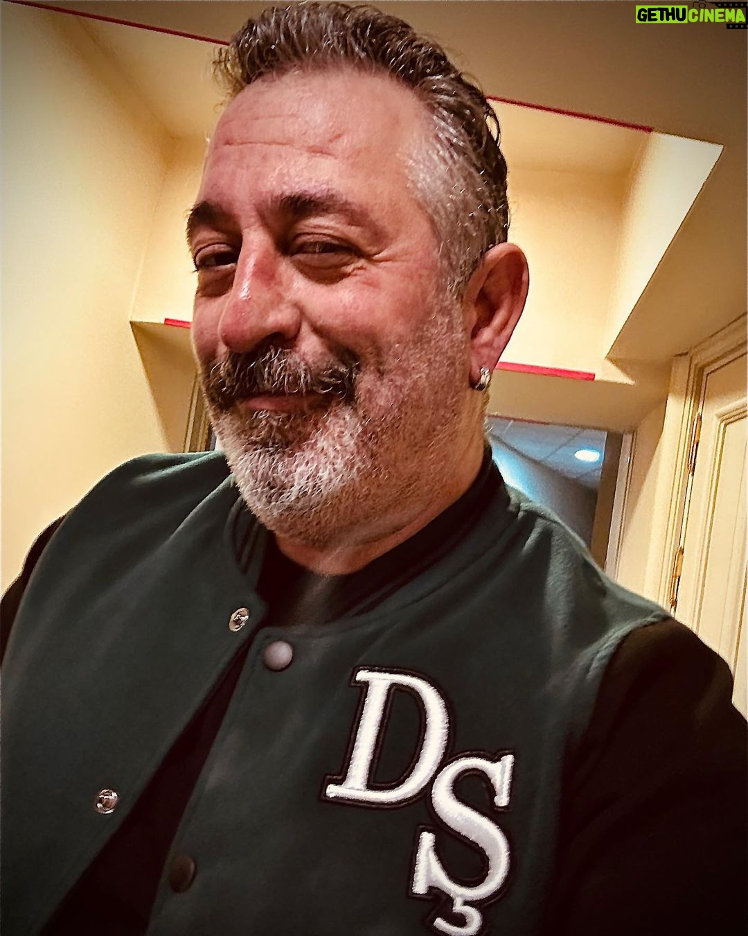 Cem Yılmaz - 72K Likes - Bugün memleketin en parlak gençleri ile sohbet ettim🇹🇷 @darussafakacemiyeti @darussafakaegitimkurumlari DAÇKa sen çok yaşa !