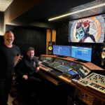 Cem Yılmaz Instagram - Podima Grand Studios dayız ❤️ Resim muzik ne gerekiyorsa heykel bekle beni sana da sıra gelecek :) Müzisyen arkadaşlarım “mastering” leriniz cüzzi rakamlara halledilir Müracat : Ben ve @erkanadlin