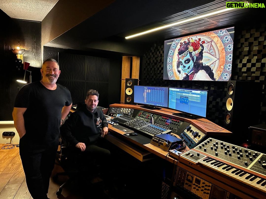 Cem Yılmaz Instagram - Podima Grand Studios dayız ❤️ Resim muzik ne gerekiyorsa heykel bekle beni sana da sıra gelecek :) Müzisyen arkadaşlarım “mastering” leriniz cüzzi rakamlara halledilir Müracat : Ben ve @erkanadlin