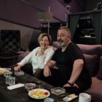 Cem Yılmaz Instagram - Sevgili Tilbeciğimle dublajdayız❤️ Kırk yıllık dostum :)) @tilbe.saran