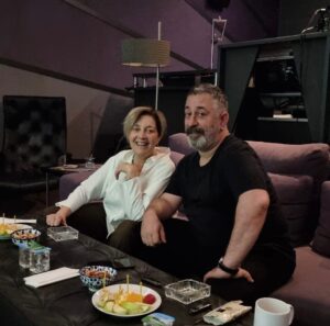 Cem Yılmaz Instagram - Sevgili Tilbeciğimle dublajdayız❤️ Kırk yıllık dostum :)) @tilbe.saran