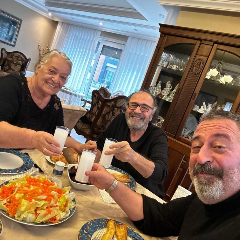 Cem Yılmaz Instagram - Karalar bağlayıp güleriz :)) o kadddaar :)