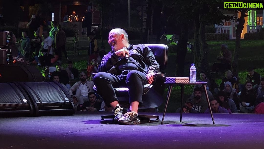 Cem Yılmaz Instagram - Kent Ornanında @ybywoods da PEK YAKINDA filmini izleyip eğleniyorduk ki yağmur yağdı :))) olsun çok güzeldi benim çok hoşuma gitti Çok teşekkür ederim nazik güleryüzlü katılımcılara 🌹