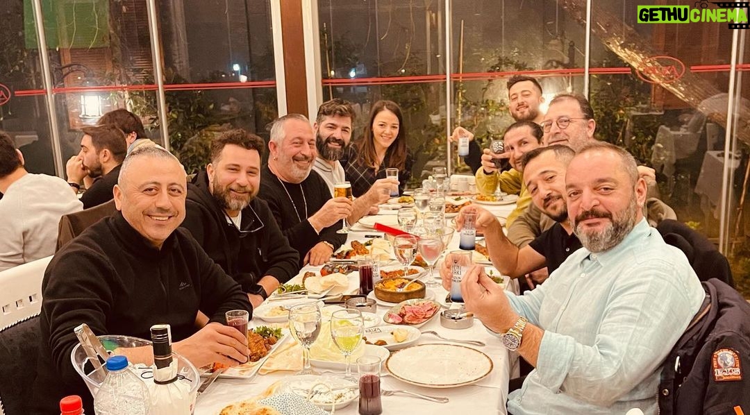 Cem Yılmaz - 105.2K Likes - 2022 yi ugurlarken şirketimiz…Soldan sağa emeklilikte yaşa,taşa ve başa takılanlar.🌹 Nice yıllar