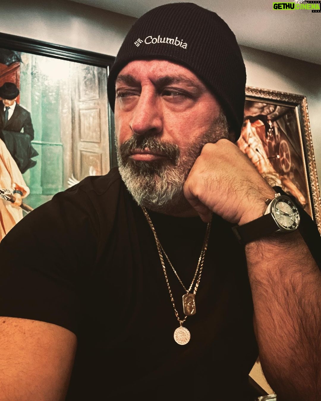 Cem Yılmaz - 62.8K Likes - Ben çıkıyorum emali ! Şebekemden kork 💫