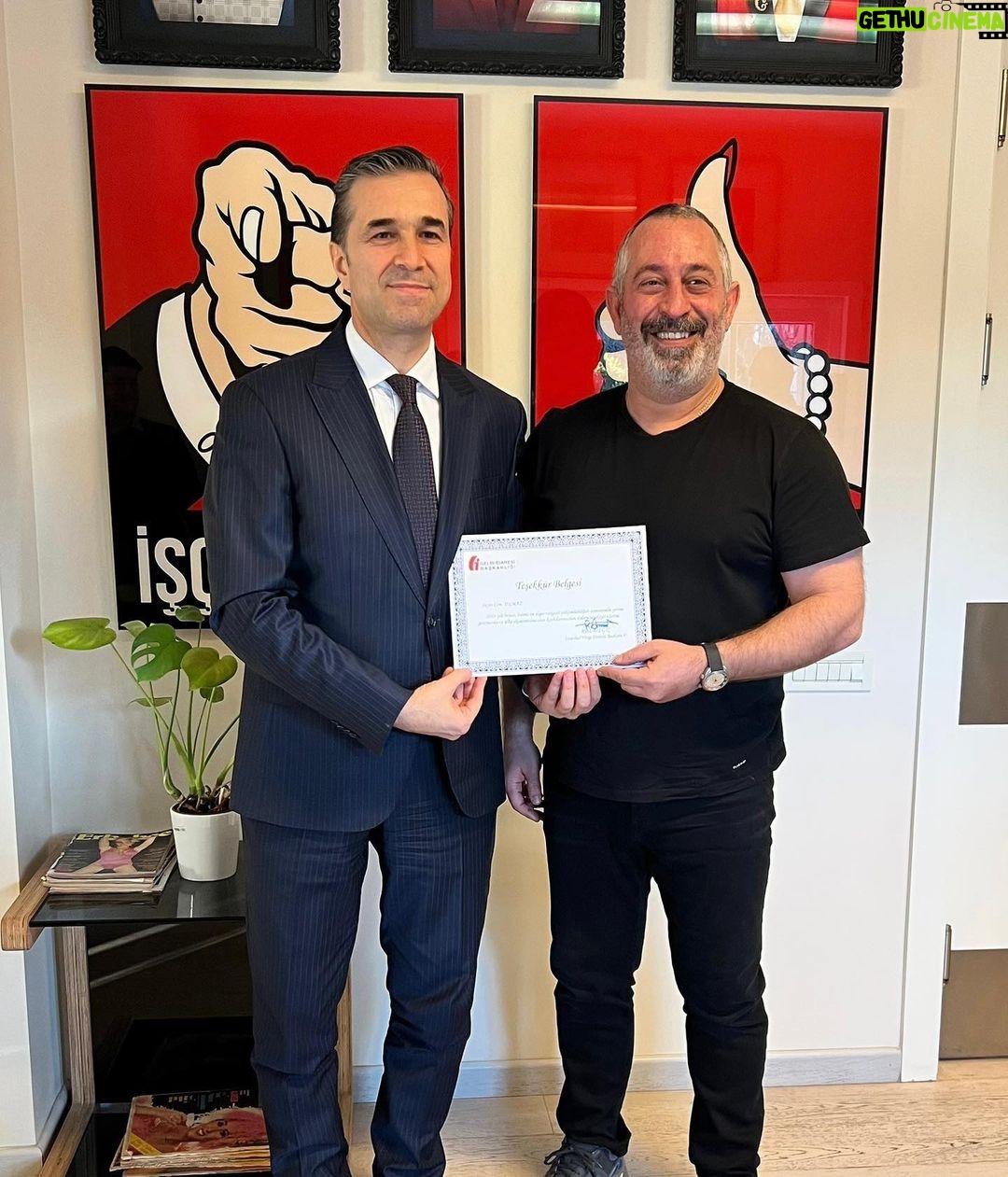 Cem Yılmaz - 66.7K Likes - Istanbul Vergi Dairesi başkanı sayın Rıza Bilgiç bana “Teşekkür Belgesi” takdim etti. Nazik ziyareti beni mutlu etti. 🇹🇷 Gururlandım.