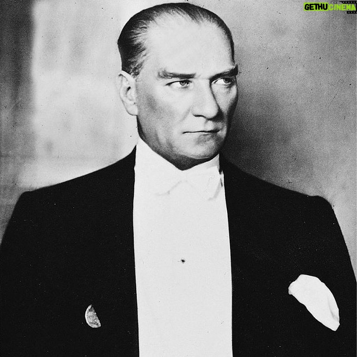 Cem Yılmaz Instagram - Büyük Türk Atatürk’ü sevgiyle saygıyla anıyorum.Bu toprağın yetiştirdiği büyük vizyoner, kuşaklar boyu ilham kaynağımız Atatürk.🇹🇷 Kalbimdesin.