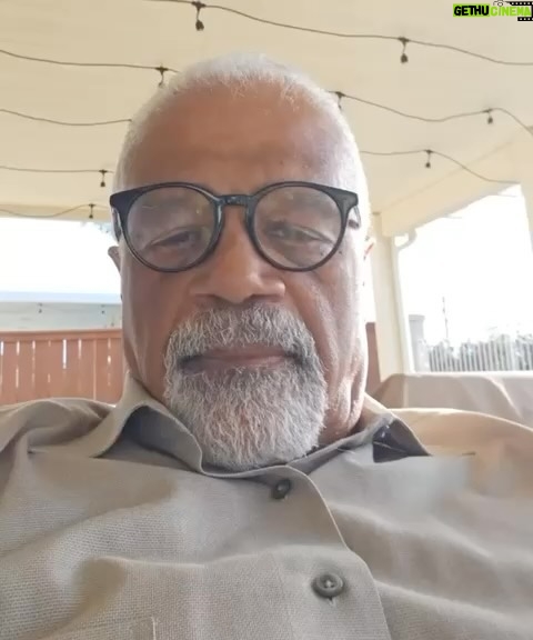 Cem Yılmaz Instagram - İyi sabahlar 🌹 Ayzek ten Ayzek e selam olsun ❤️ Love you Ted Lange…Liseden arkadaşım Sami nin bir hediyesi…