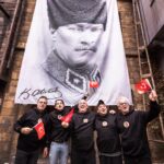 Cem Yılmaz Instagram - Büyük Atatürk ve set arkadaşlarım🇹🇷🇹🇷🇹🇷