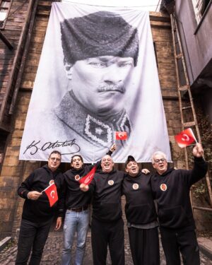 Cem Yılmaz Instagram - Büyük Atatürk ve set arkadaşlarım🇹🇷🇹🇷🇹🇷