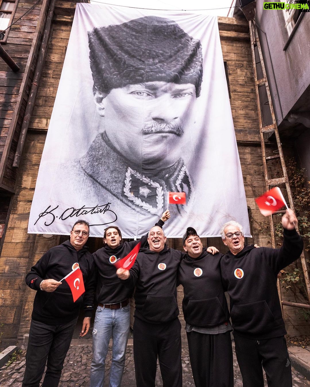 Cem Yılmaz - 126.9K Likes - Büyük Atatürk ve set arkadaşlarım🇹🇷🇹🇷🇹🇷