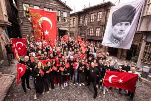 Cem Yılmaz Instagram - 100.yılımızda Cumhuriyetci genclerle setteyim Daha güzel ne olabilir 🇹🇷