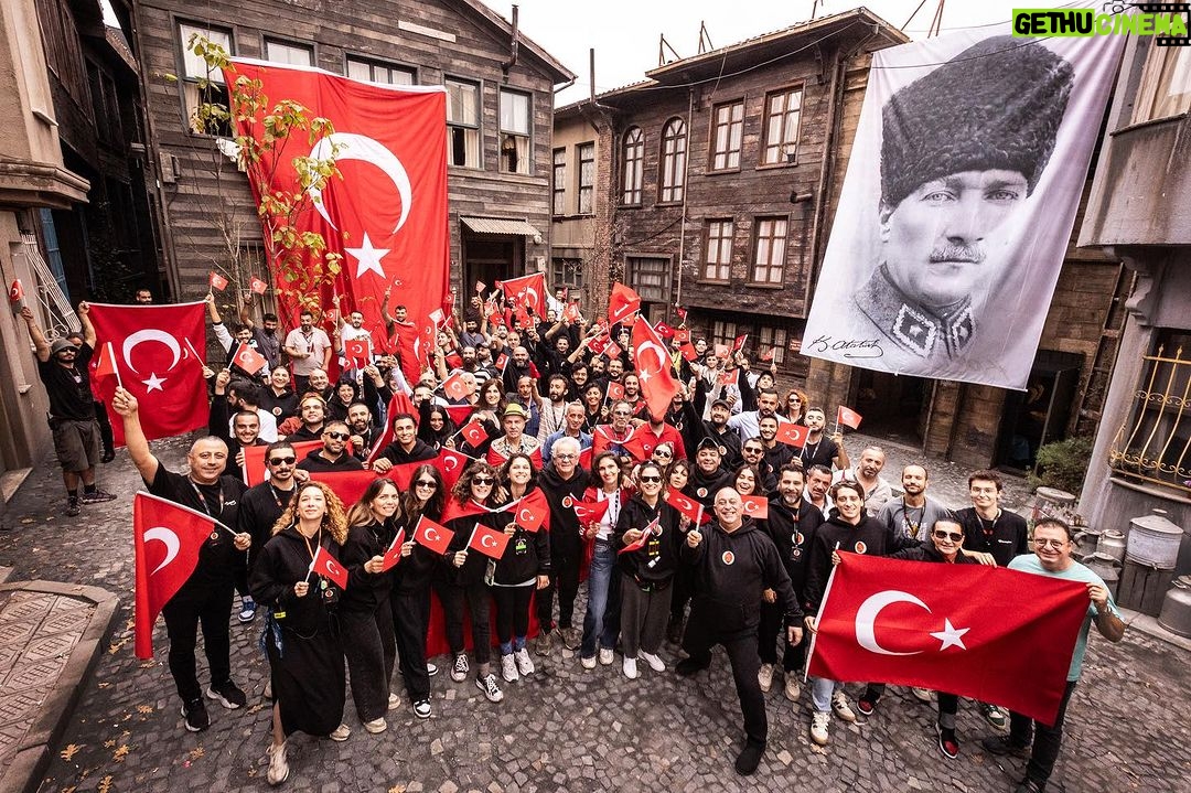 Cem Yılmaz - 117.3K Likes - 100.yılımızda Cumhuriyetci genclerle setteyim Daha güzel ne olabilir 🇹🇷