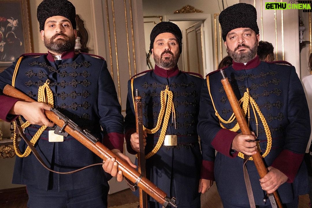 Cem Yılmaz Instagram - Prodüksiyon dönemse ,prodüksiyon da dönem giyinir,bizde kuraldır @bolkan1 @procakir @onerovic