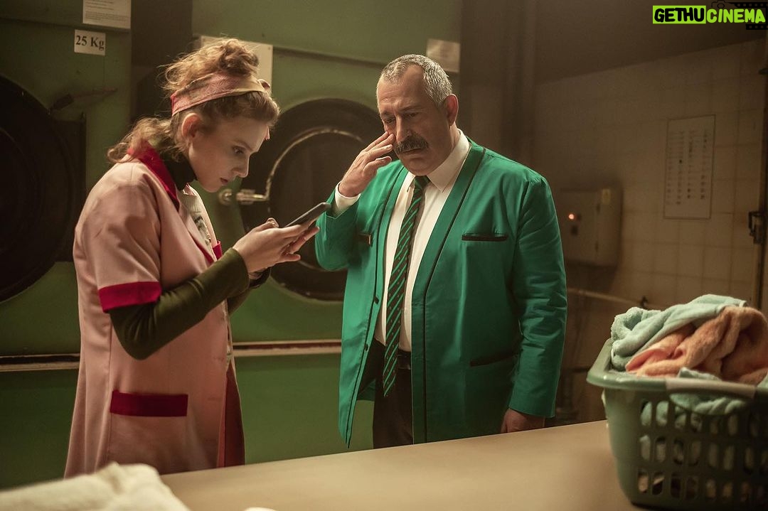 Cem Yılmaz Instagram - Dün gece filmimizi izleyen davetlilerimize,güzel organizasyonda emeği gecen tüm arkadaşlarıma tesekkür ederim @netflixturkiye @fikirsanat 29 Eylül de evinizde 🌹🦷