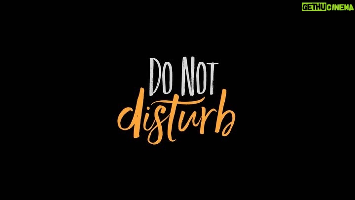 Cem Yılmaz Instagram - Yeni filmim “Do Not Disturb 29 Eylül de “ sadece Netflix’de @netflixturkiye @ahseneroglu22 @celalkadrikinoglu @nilperi @ozgeozberk_official @bulentsakrak_ @cmylmz