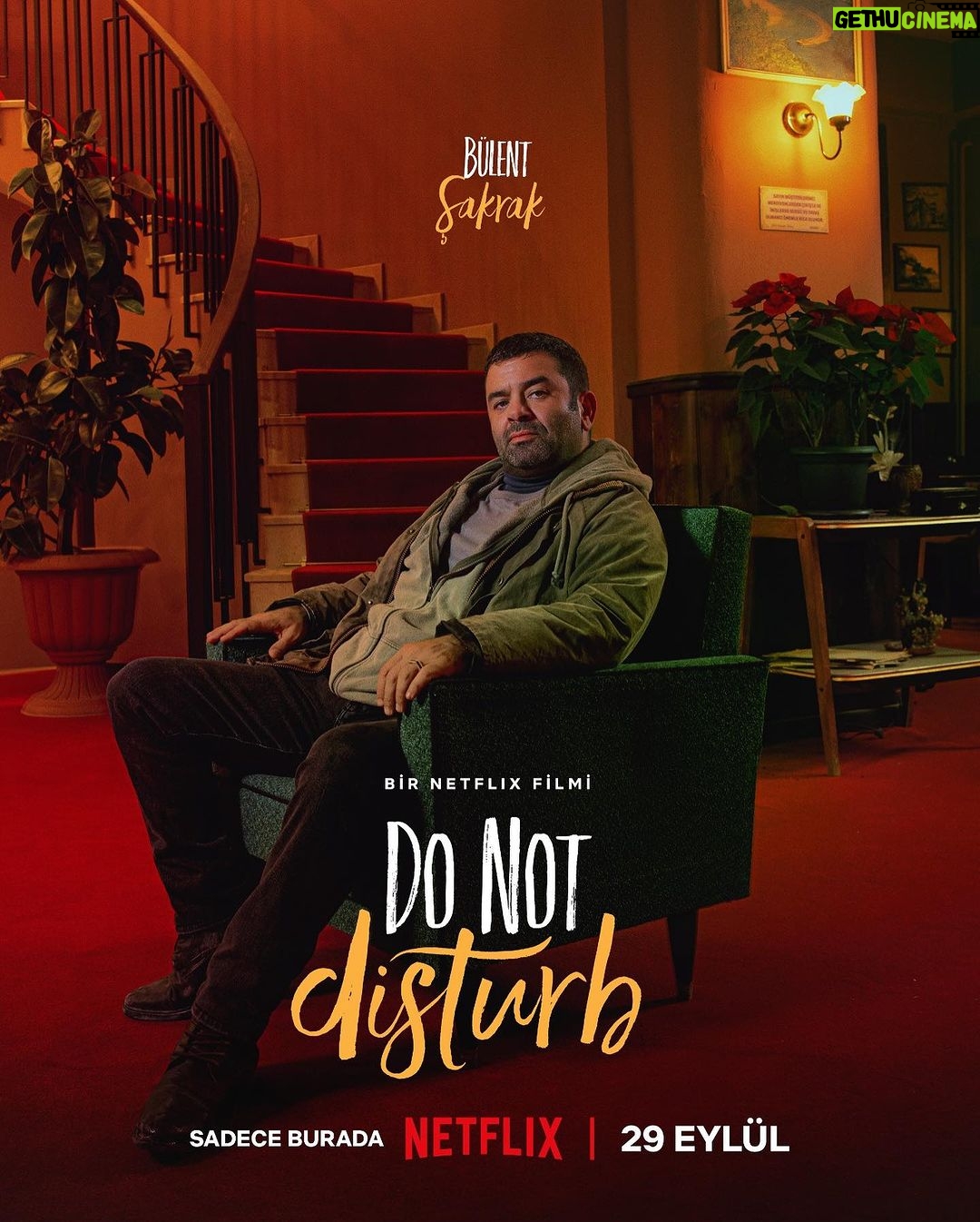 Cem Yılmaz Instagram - Sadece bir gecede herşeyi çözemeyiz…Do Not Disturb 🚀 En sevdiğim filmlerden :)))