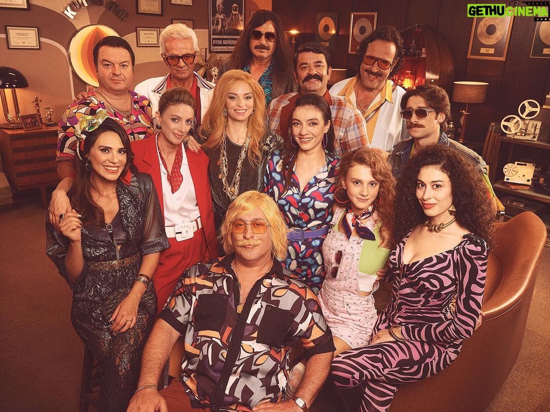 Cem Yılmaz - 89.1K Likes - Erşan Kuneri 3.Hafta yarın başlıyor 🧿🌹🧿 İkinci sezon 6 film 1 Kabare 80 lere kesin dönüş biletiniz Erşan Kuneri den :))) @netflixturkiye