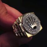 Cem Yılmaz Instagram - Erşan Kuneri Yüzüğü bir @ottomandiamond tasarımıdır.Kalite tesadüf değildir ama denk gelinebilinir…👨🏼‍🦳🌹