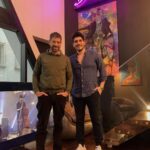 Cemal Hünal Instagram - IV tedavim tüm hızıyla devam ediyor. Doktor arkadaşım @drerenunal ile emin ellerdeyiz. ✌🏻