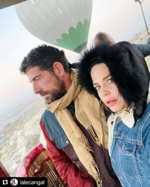 Cemal Hünal Instagram - Ailece maceraya çıktık @anatolianballoons #repost @lalecangal with @make_repost
・・・
Evet çok yüksek. Ben yükseği çok severim fakat kocam değil. O hiç yüksek sevmiyor ve beni yalnız bırakmamak adına bunu zorla 2.defa yanımda durarak yaşadı. Bir daha ki sefere söz sensiz bincem aşk🤪☺️🪂👌🕊
