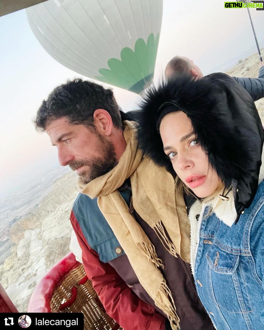 Cemal Hünal - 5.9K Likes - Ailece maceraya çıktık @anatolianballoons #repost @lalecangal with @make_repost
・・・
Evet çok yüksek. Ben yükseği çok severim fakat kocam değil. O hiç yüksek sevmiyor ve beni yalnız bırakmamak adına bunu zorla 2.defa yanımda durarak yaşadı. Bir daha ki sefere söz sensiz bincem aşk🤪☺️🪂👌🕊