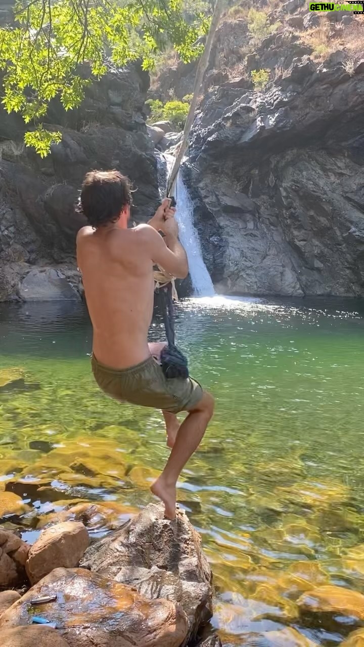 Cemrehan Karakaş - 8.1K Likes - Cemre olarak tüm sulara düşmek artık yorucu bir hal almaya başladı bi mayış falan bağlayabilir mi bir bana artık bunun için