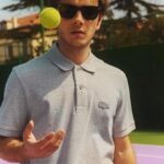 Cemrehan Karakaş Instagram - -Lacoste klasikleşmiş Polo t-shirtlerinin atık malzemelerini yeniden hayata döndürerek* ; yeni loop poloyu yaratıyor... #DurableElegance #LoopPolo @lacoste -Bu polo geri dönüştürülmüş atık malzemelerden üretilmiştir. #DurableElegance #LoopPolo @lacoste