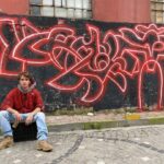 Cemrehan Karakaş Instagram - Boyaları çalan çocuklar boncuklu tabanca çatışmasına giren ergenler sigara icip tutulan esnaf ve çalan kornalar arasında odaklanma çabam #streetart #aerosolart #mural #graffiti #artist #neonlights #streetstyle #spraypaint Balat Çukur