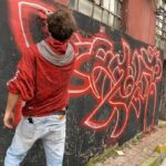 Cemrehan Karakaş Instagram - Boyaları çalan çocuklar boncuklu tabanca çatışmasına giren ergenler sigara icip tutulan esnaf ve çalan kornalar arasında odaklanma çabam #streetart #aerosolart #mural #graffiti #artist #neonlights #streetstyle #spraypaint Balat Çukur