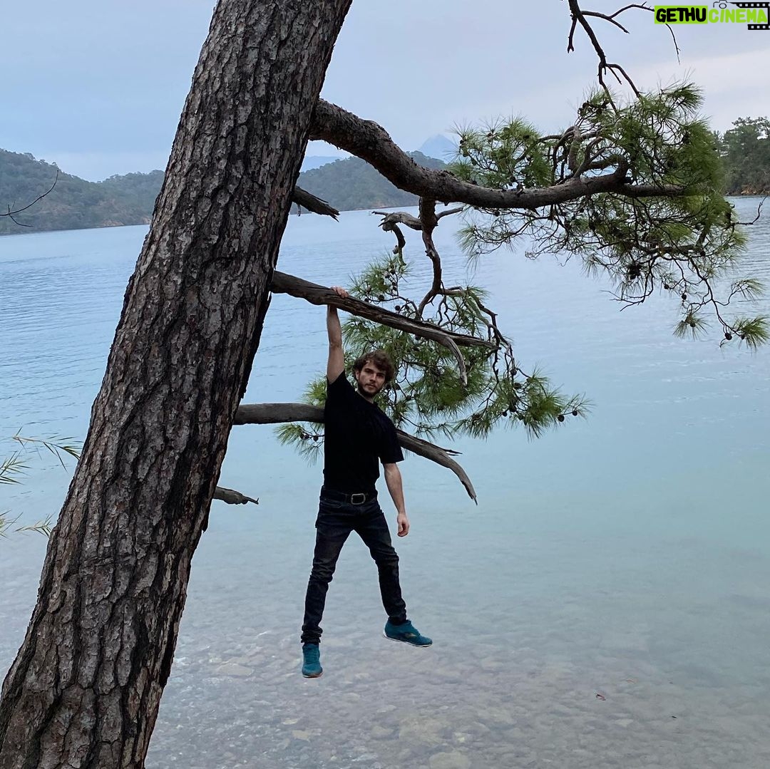 Cemrehan Karakaş - 21.1K Likes - Cemre yola düştü 🏕⛰🌲
