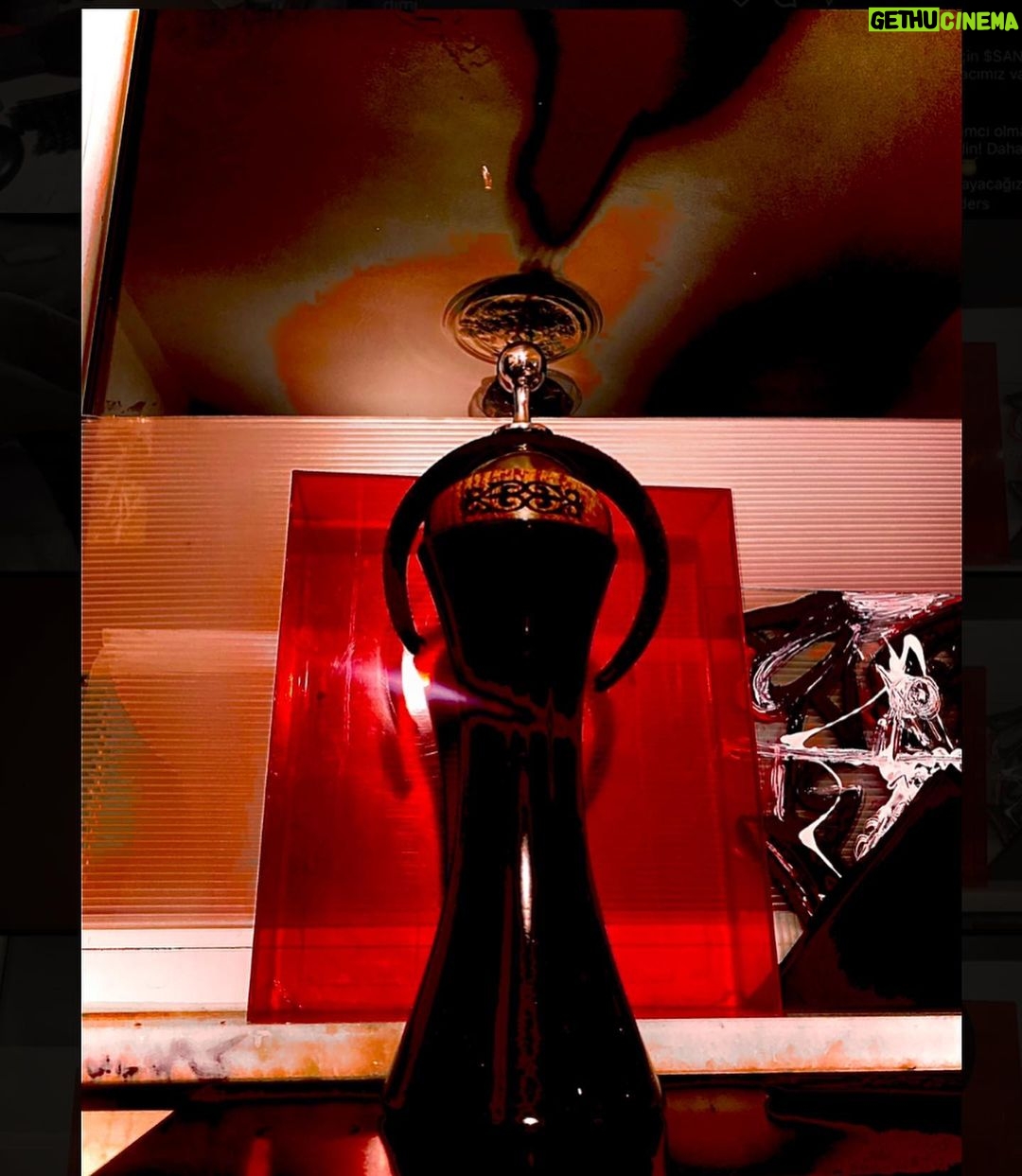 Cemrehan Karakaş Instagram - Thank you ! Metaverse! For the Cosmicolored Pigmented Reality spraying Golden spraycan award 😍