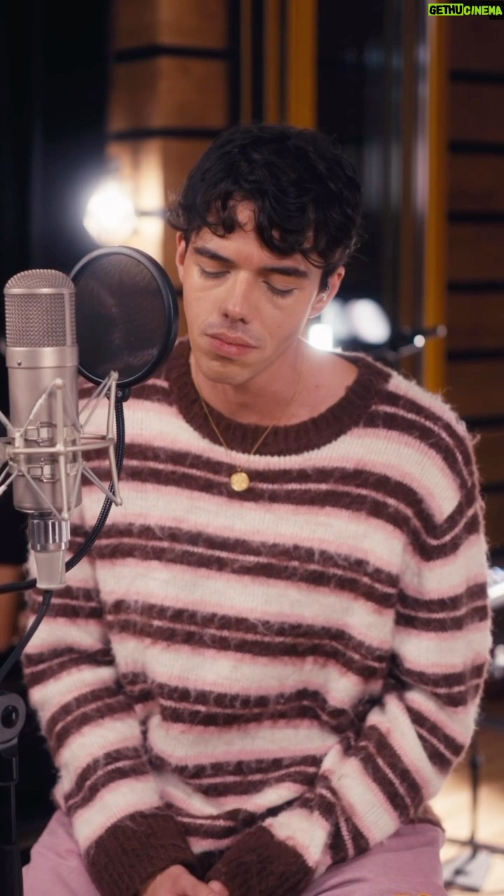 Cenzo Tuihani Instagram - « Blabla » live session disponible sur YouTube🔥lien dans ma bio Petit cadeau pour vos remercier de tous vos retours💙 Merci à toute l’équipe pour les travaux 🤝🏼